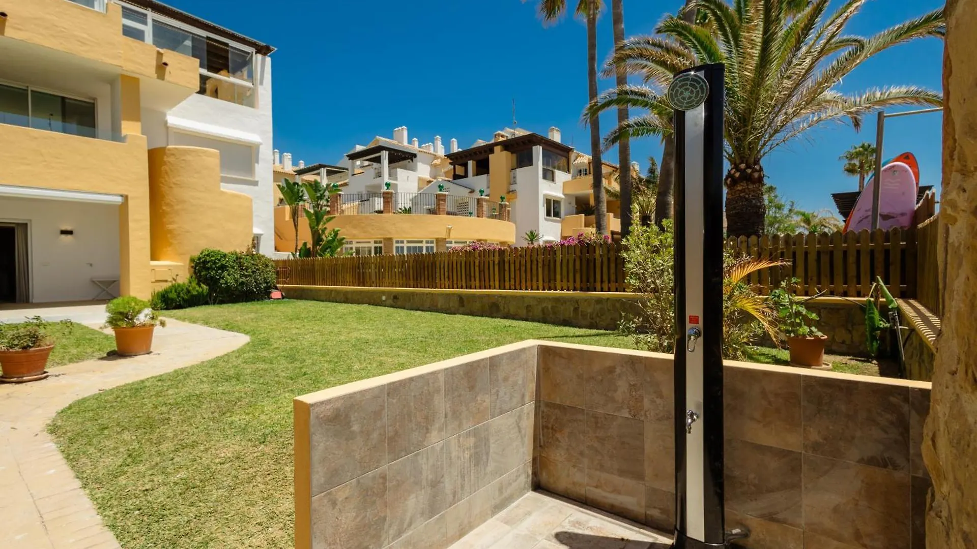 Renovated Apartment With Garden And Direct Beach Access, Marbella East