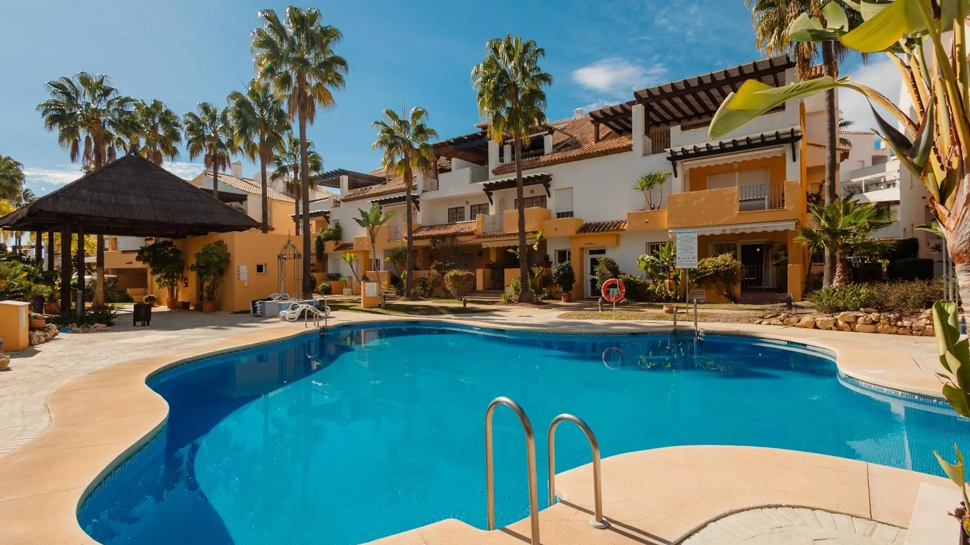 Renovated Apartment With Garden And Direct Beach Access, Marbella East