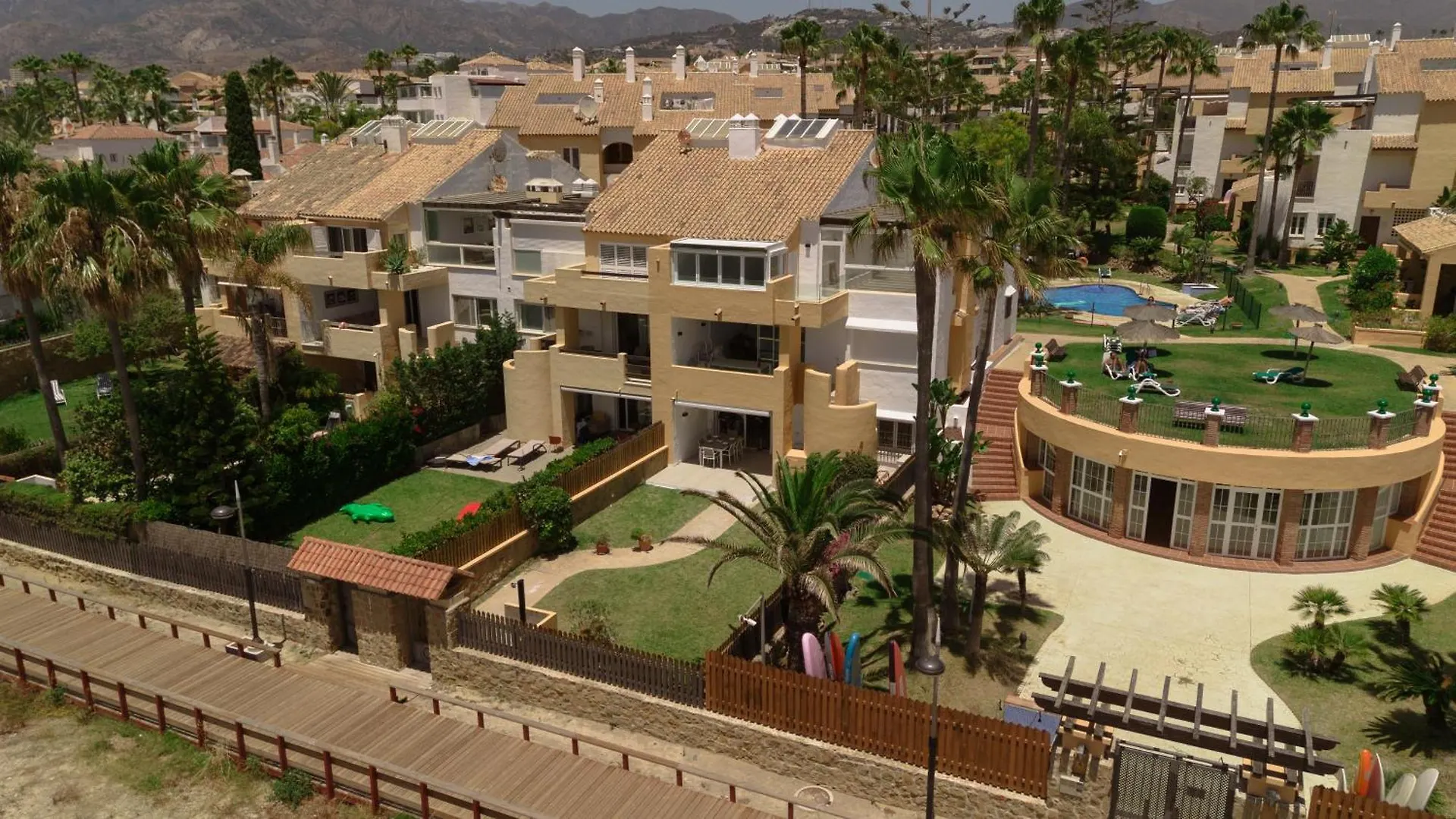 Renovated Apartment With Garden And Direct Beach Access, Marbella East