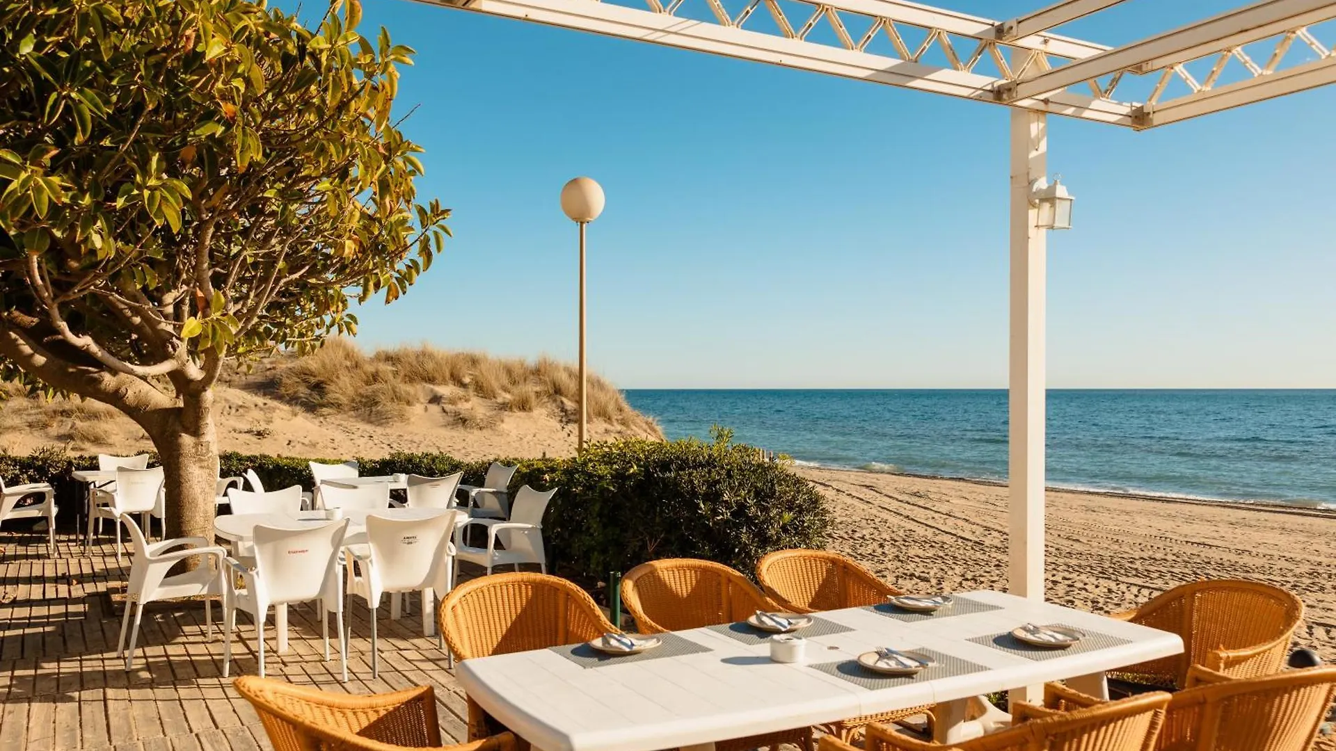 Renovated Apartment With Garden And Direct Beach Access, Marbella East