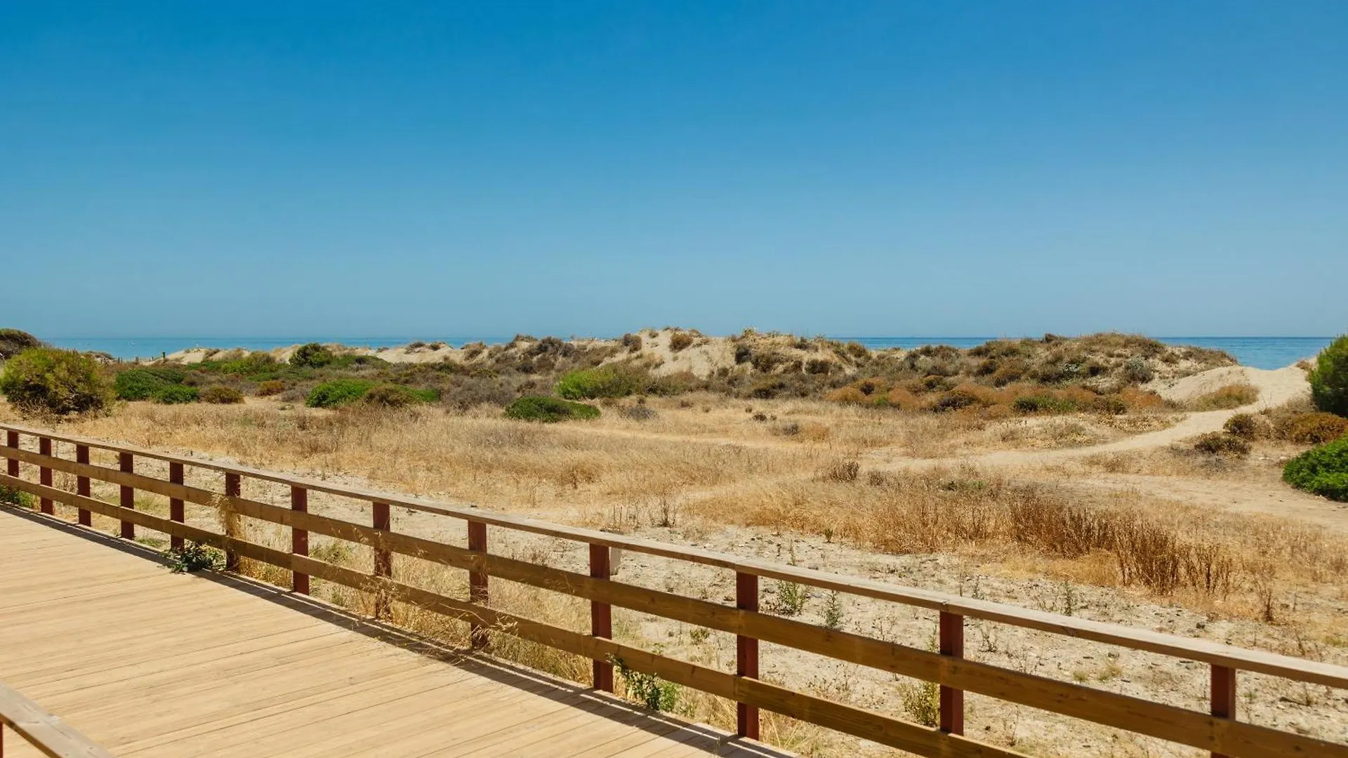 Renovated Apartment With Garden And Direct Beach Access, Marbella East