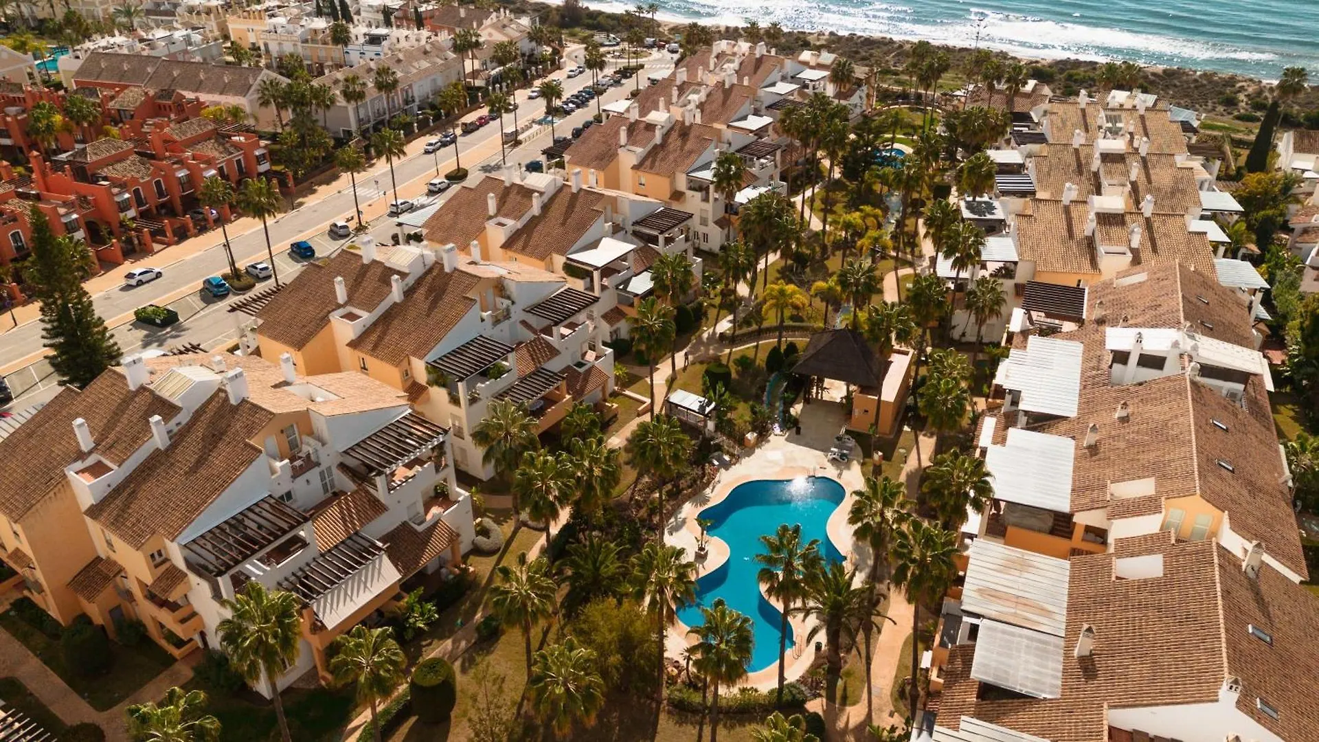 Renovated Apartment With Garden And Direct Beach Access, Marbella East