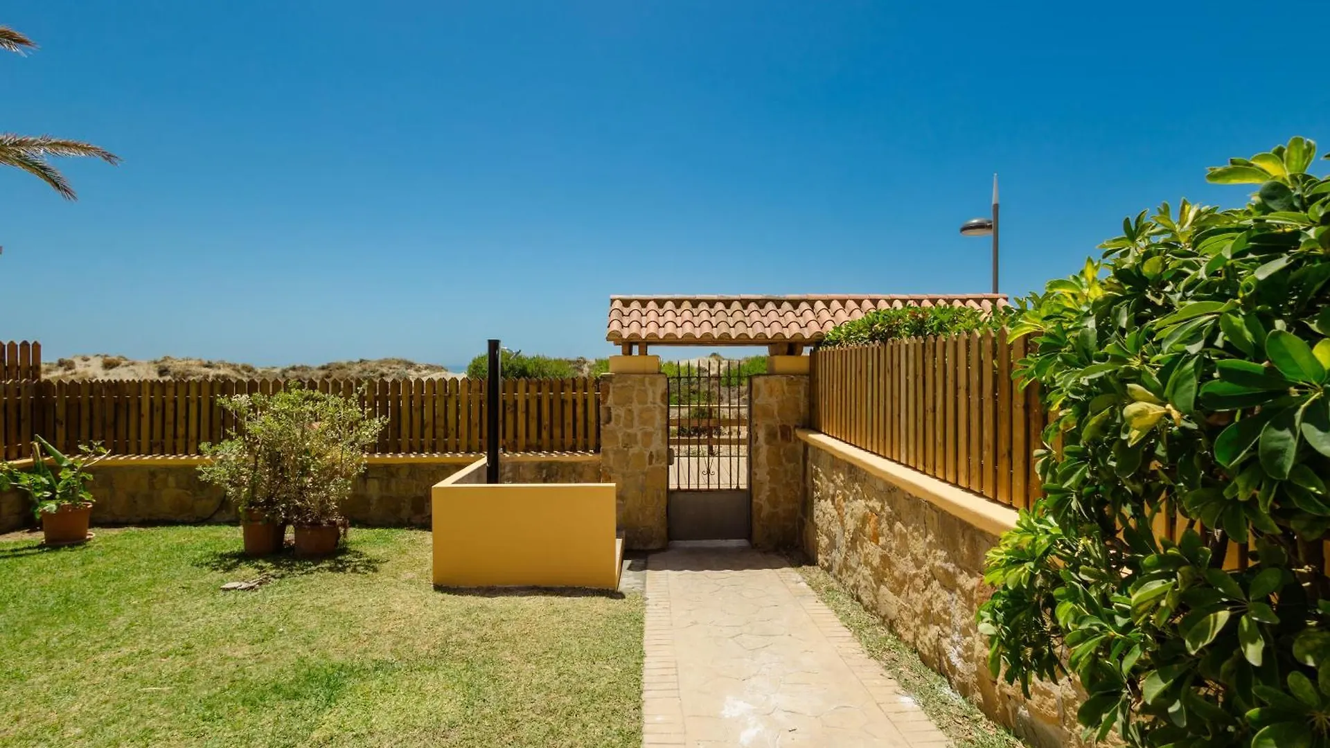 Renovated Apartment With Garden And Direct Beach Access, Marbella East
