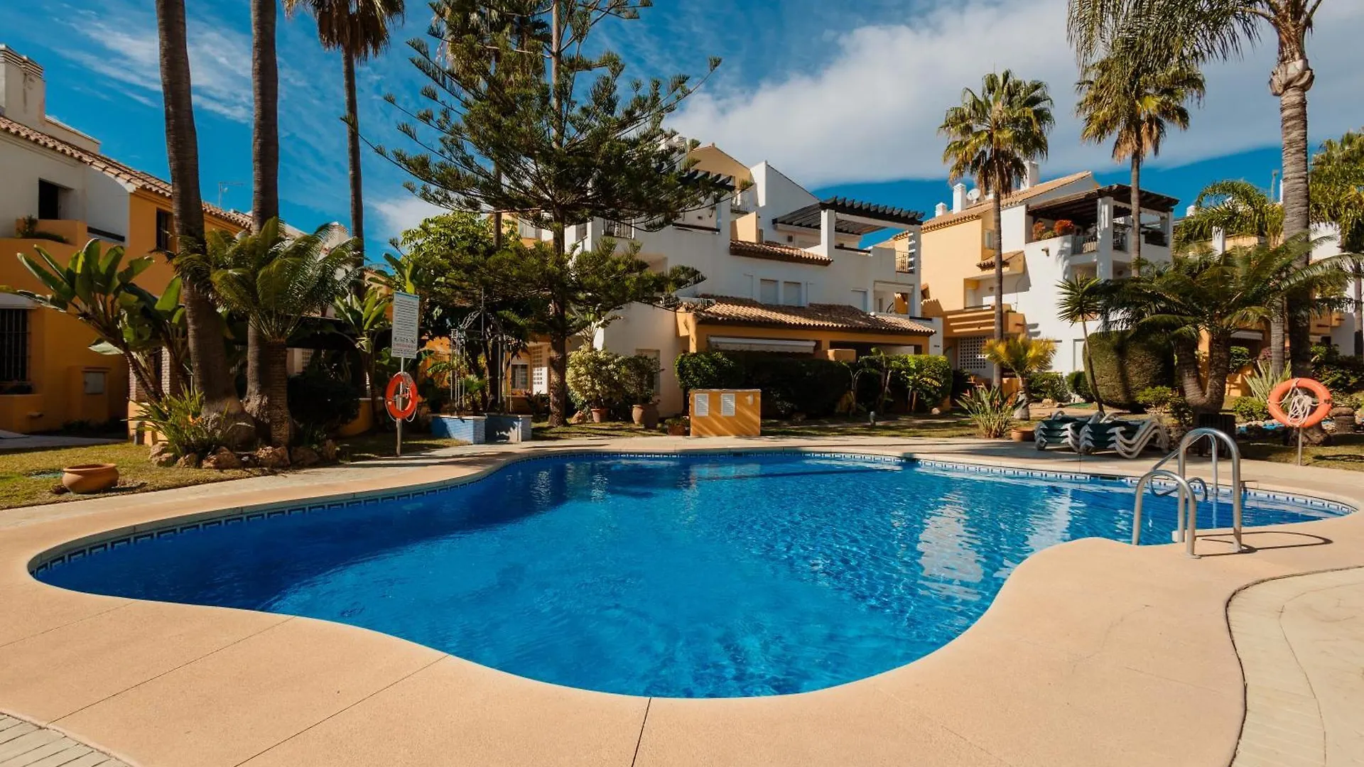 Renovated Apartment With Garden And Direct Beach Access, Marbella East